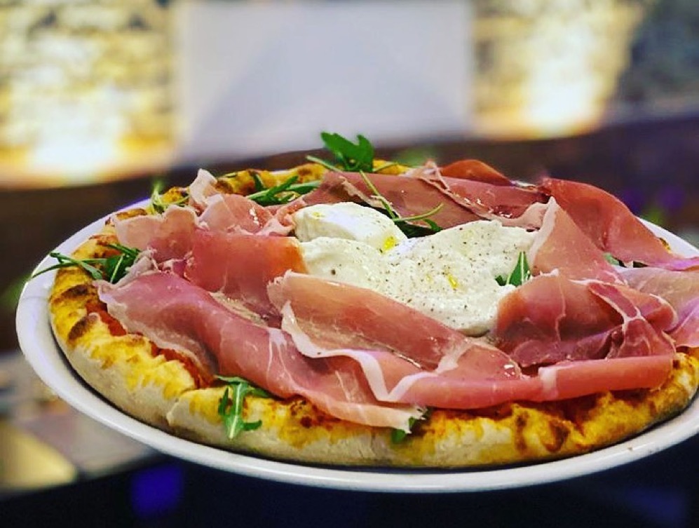 ai generated, pizza, bacon, pizza-bacon, creamy, garlic, parsley, cheese, white-pizza, food, delicious, appetizer, dinner, meal, tasty, cuisine, cutout, isolated